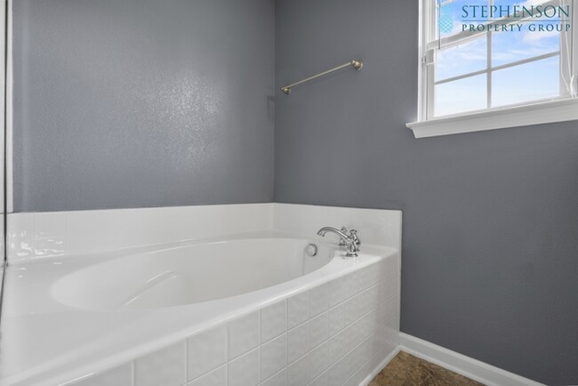 Building Photo - Freshly Remodeled 5 Bedroom with Primary B...