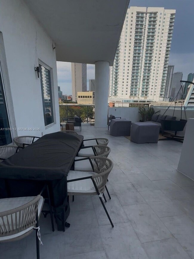 Building Photo - 10 SW South River Dr