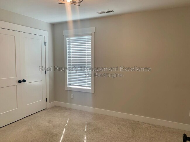 Building Photo - 443 Como Dr