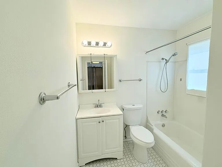 Building Photo - 1023 W Gardner St