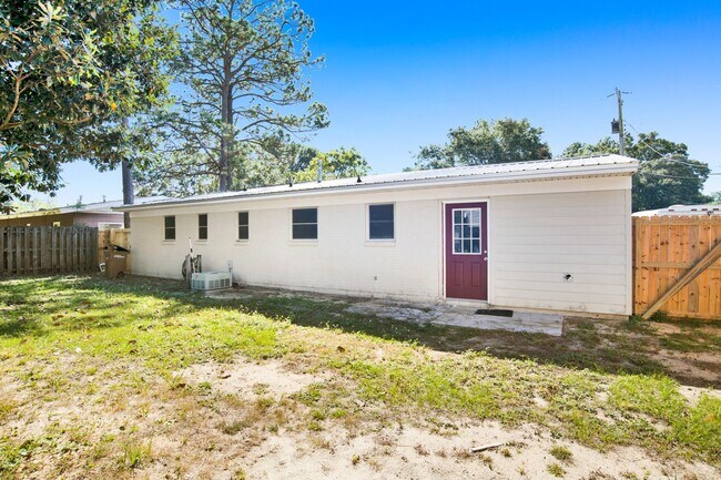 Building Photo - Renovated 3 bedroom home near UWF