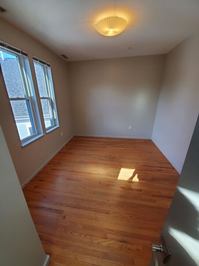 Building Photo - 9/1 Huge, modern 5BR/2.5BA w/parking, AC, w/d in unit!