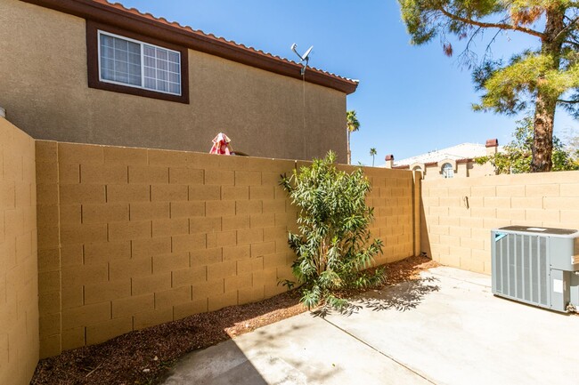 Building Photo - Stylish 2-Bedroom Townhome in Henderson!