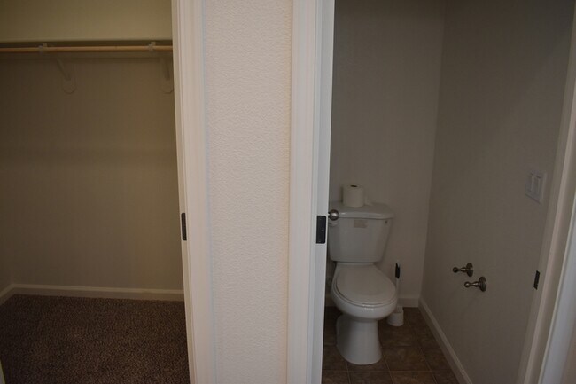 Building Photo - 4457 Jennifer Wy