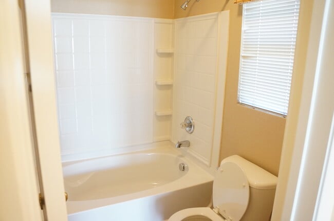 Building Photo - WONDERFUL 2 BEDROOM TOWNHOUSE IN GATED COM...