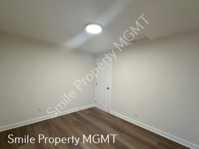 Building Photo - Great Size House