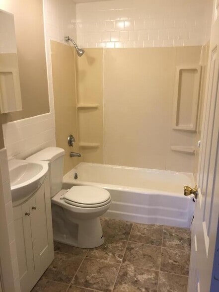 Building Photo - 25 Arlington Rd