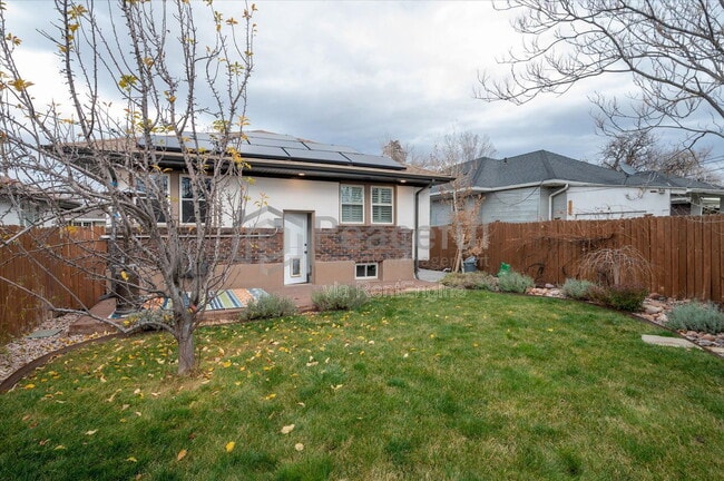 Building Photo - 662 E Redondo Ave