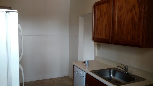 Building Photo - Charming Roscoe Village 1 Bedroom - Recently redone bathroom! Refinished hardwood floors!