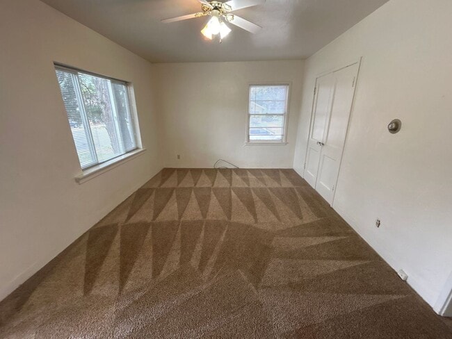 Building Photo - 723 E College Dr