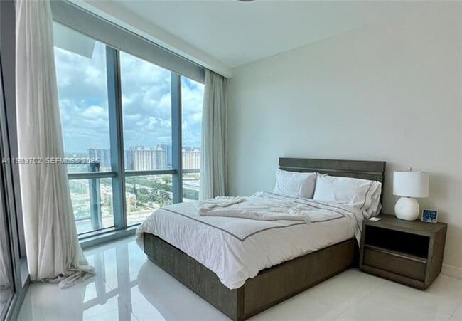 Building Photo - 17121 Collins Ave