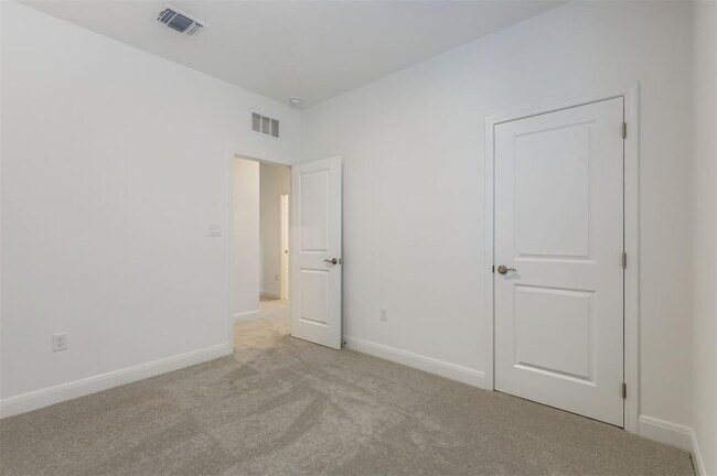 Building Photo - 517 Madelines Mdw Ln