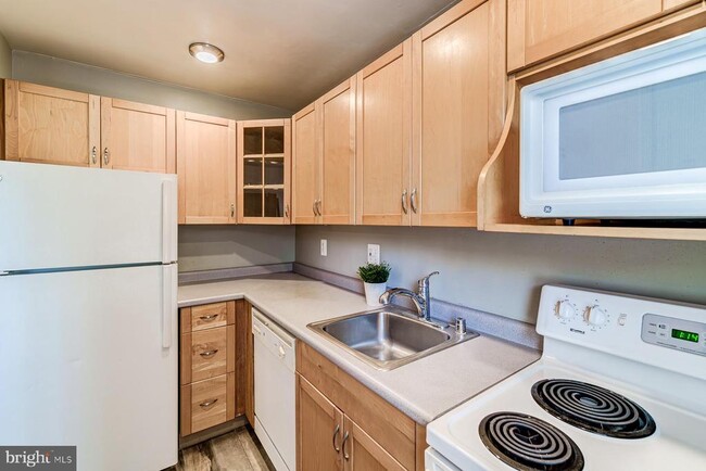 Primary Photo - 109 E Glebe Rd