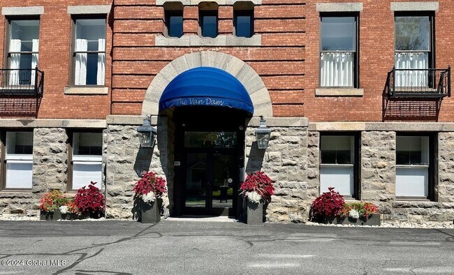 Building Photo - 77 Van Dam St