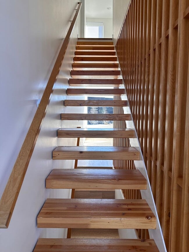 Building Photo - 3 Bedroom 3.5 Bath River Views - Walk to Old Mill