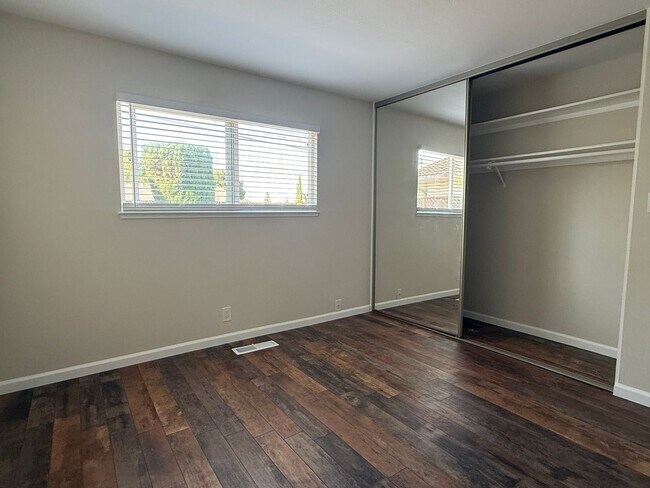 Building Photo - Spacious 5 bedroom 2.5 bath home in San Jose
