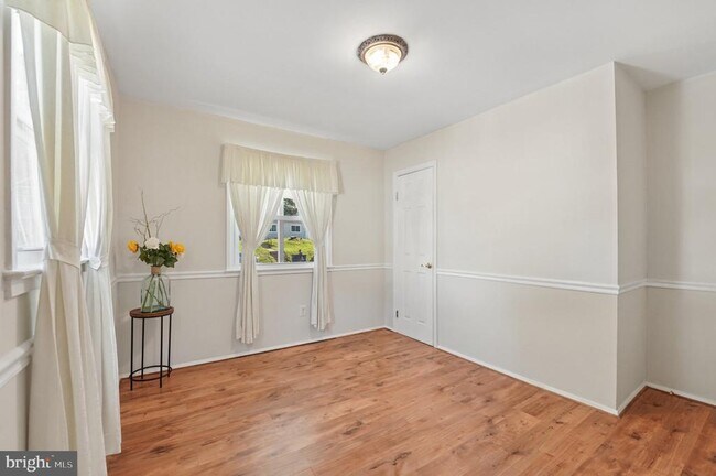Building Photo - 229 Cabbel Dr