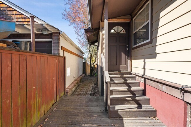Building Photo - 709 McKenzie Ave