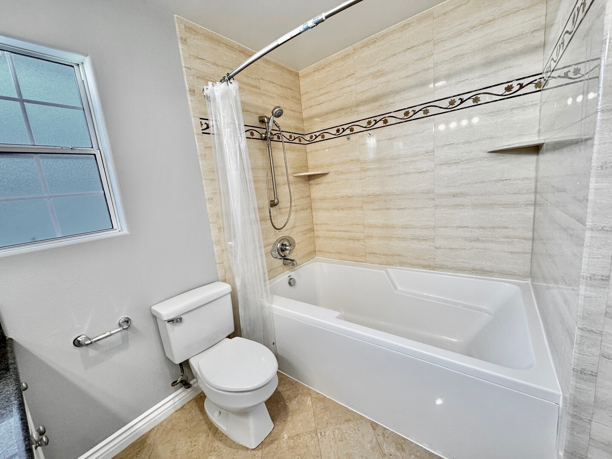 Master bathroom with large tub - 27 Hampton Ct