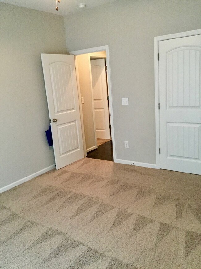 Building Photo - 2531 Foxcroft Cir