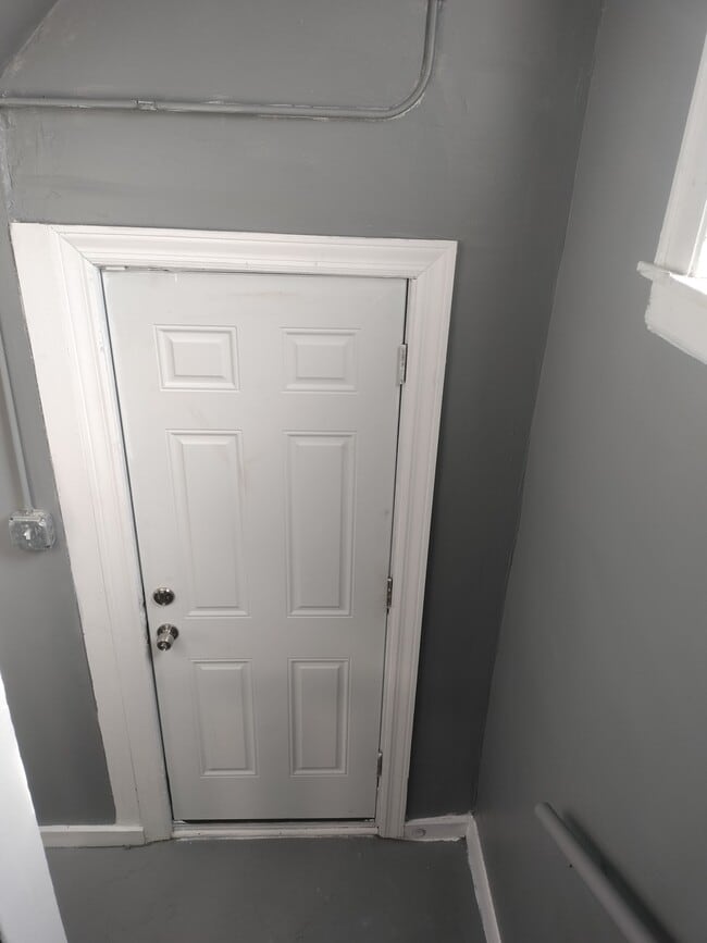 Building Photo - 705 E 92nd St