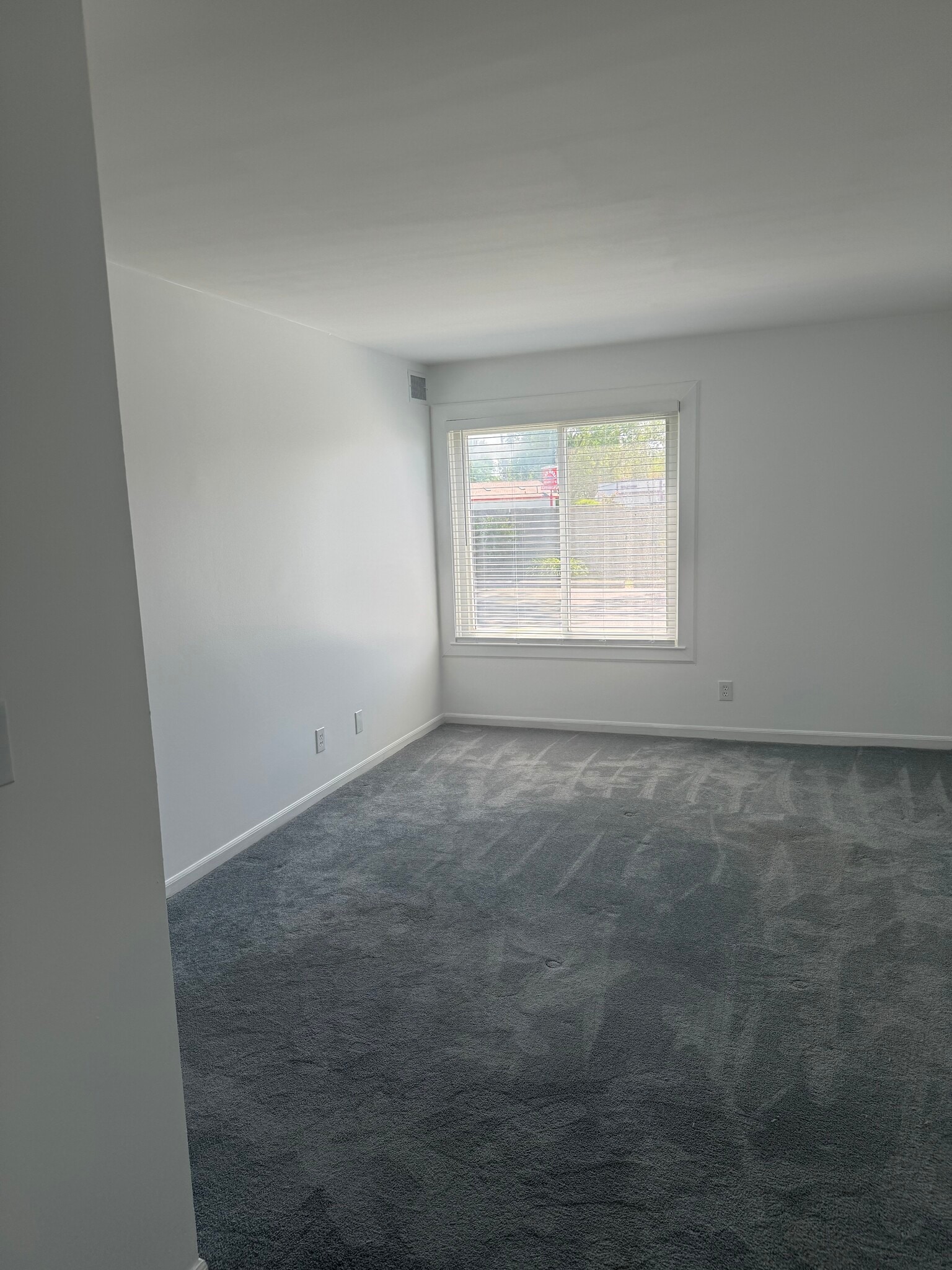 Building Photo - 809 Sunset Ln