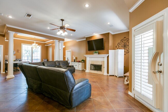 Building Photo - NOW AVAILABLE - Beautiful 3-Bedroom Home in the Southland Neighborhood!