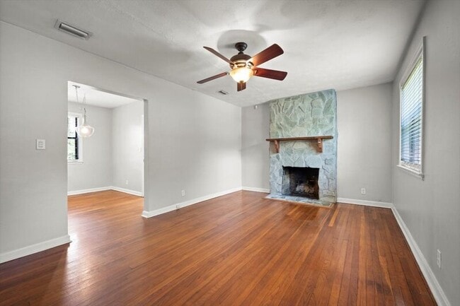 Building Photo - 4622 Redwood Ave
