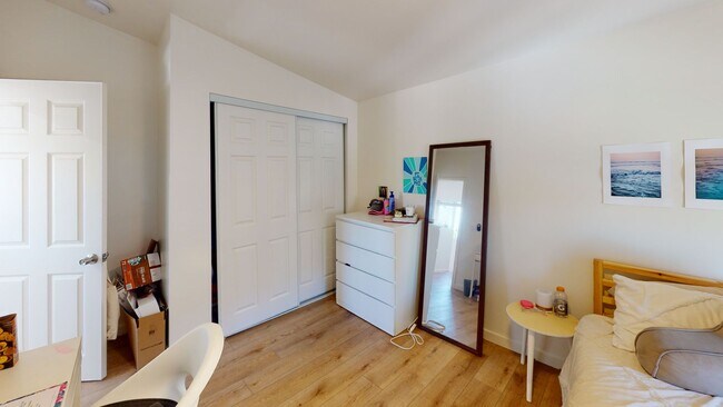 Building Photo - Private turfed yard!