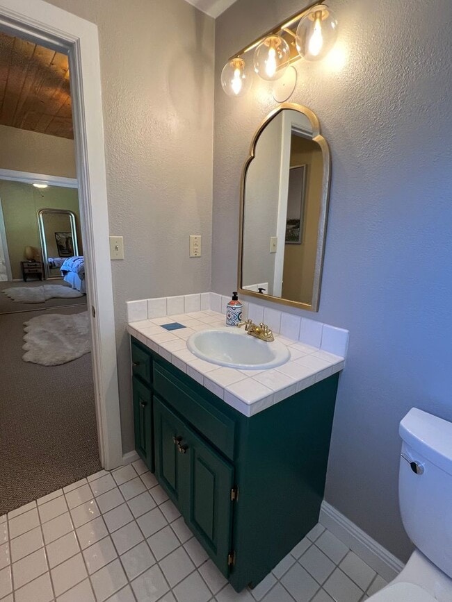 Building Photo - Gorgeous Lakeridge Shores Home Available Now