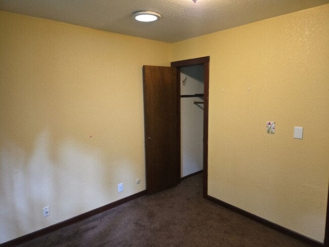 Building Photo - Pet Friendly! Redwood views! 3-bedroom hom...