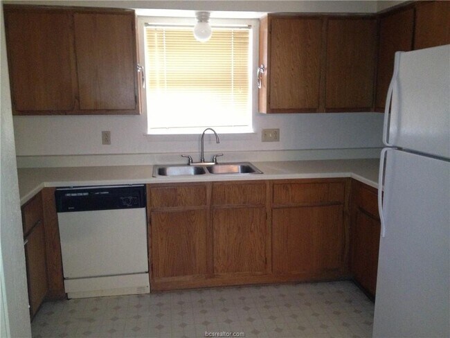 Building Photo - 906 Spring Loop