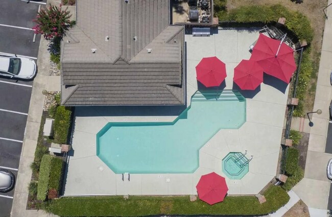 Building Photo - Beautiful 2 Bed, 2 Bath Single Story Condo...