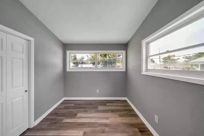 Building Photo - 360 Chicago Ave