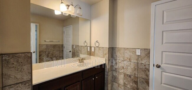 Building Photo - 525 Twelve Oaks Dr