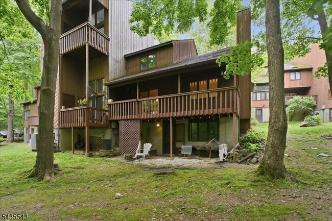 Building Photo - 17 Village Way