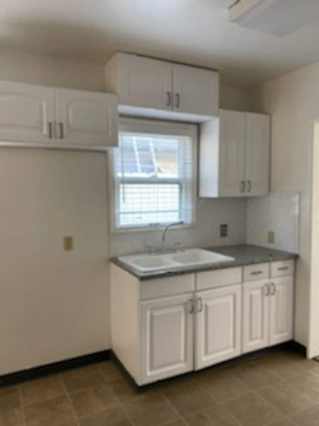 Building Photo - Adorable 2 Bedrooms and 1 bathroom home with large backyard