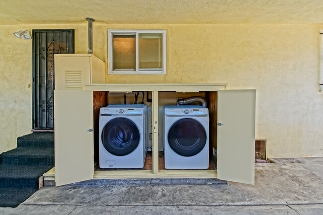 Building Photo - ***$500 OFF FIRST MONTHS RENT*** SPACIOUS, BRIGHT & AIRY, 3BR2BA HOME W/ GREAT OUTDOOR SPACE, LAR...