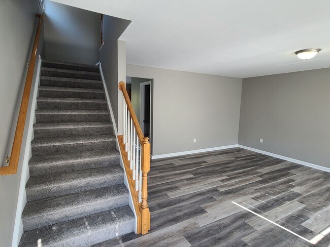 Building Photo - 3 bedroom,  2 1/2 bath town home in Waynesboro PA END UNIT