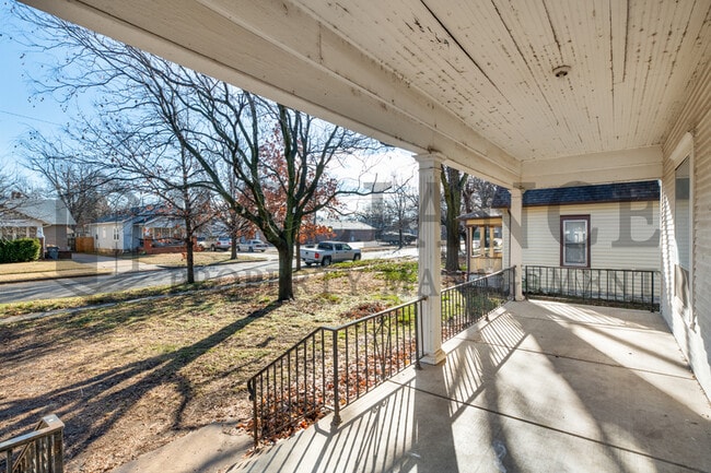 Building Photo - 221 S Glenn St