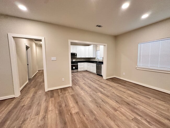 Building Photo - 3 Bed House Close to Historical Downtown Bryan