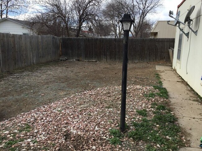 Building Photo - Spacious 2 bed 1.5 Bath Apartment with 1 Garage Space
