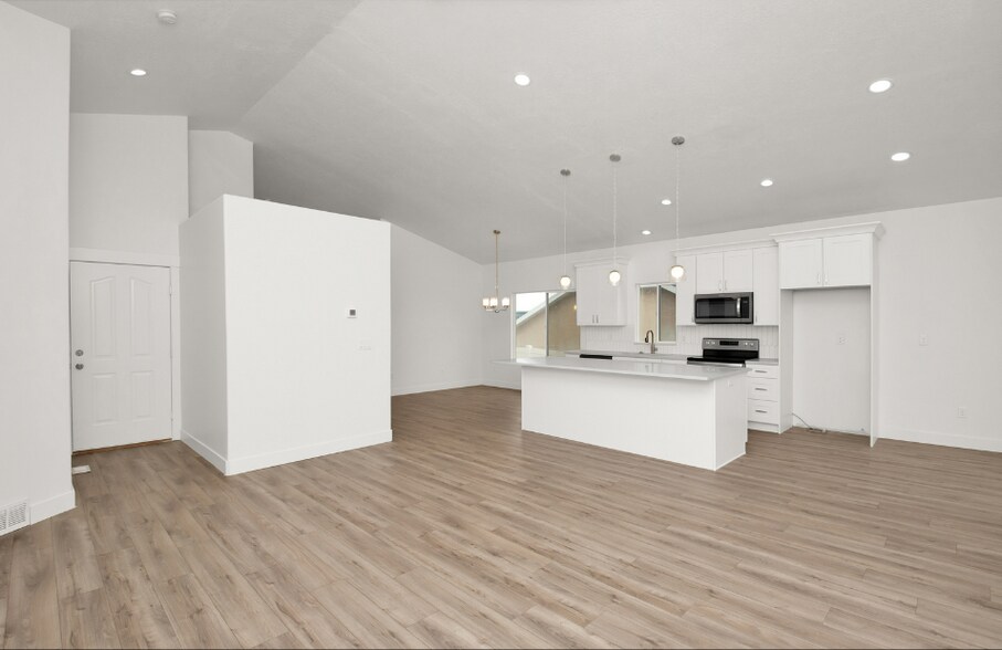Building Photo - 1511 Lakeview Dr