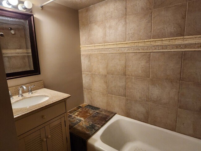 Building Photo - Spacious 5 Bd 2.5 Bath Home in Millcreek