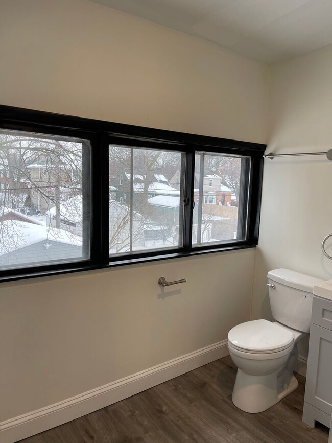 Building Photo - Nicely Remodeled 3beds/2bath House in Fern...