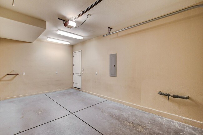 Building Photo - Luxury Resort Style Condo in Lake Las Vegas
