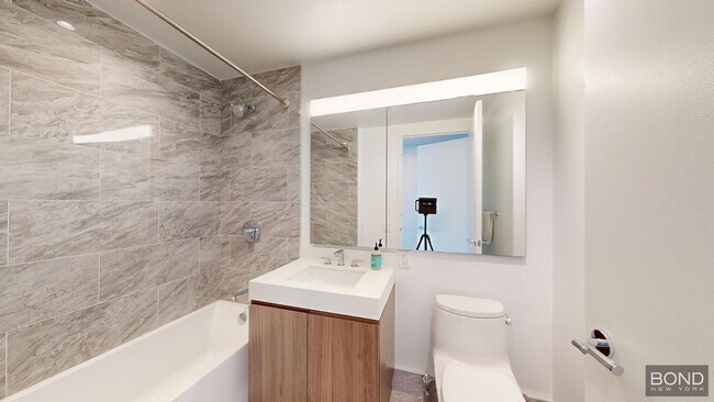 Building Photo - 675 W 59th St
