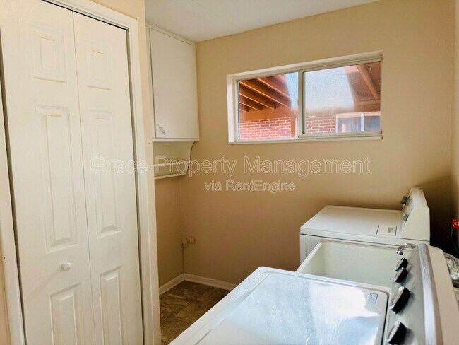 Building Photo - 411 S Simms St