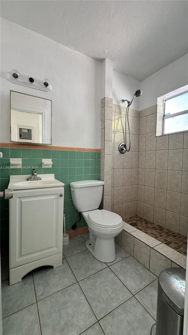 Building Photo - 800 SE 15th St