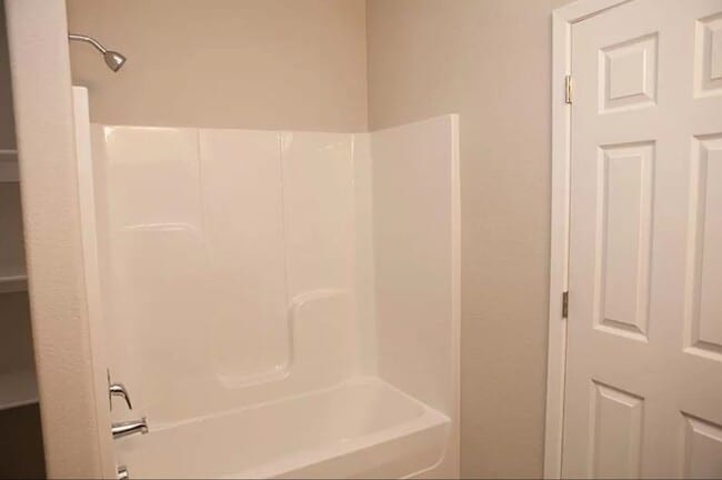 Building Photo - 4-Bedroom, 2-Bathroom West Fayetteville Ho...